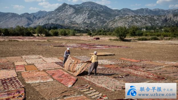 Turkish carpet-makers dry out their wares