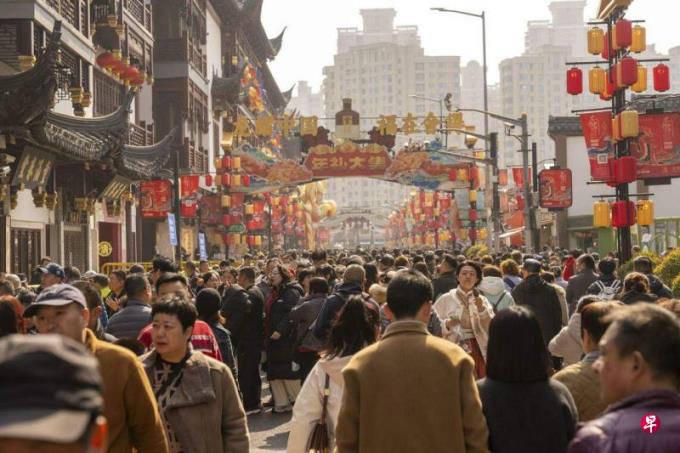 春节旅游市场火爆 中国多地景区吁错峰出行